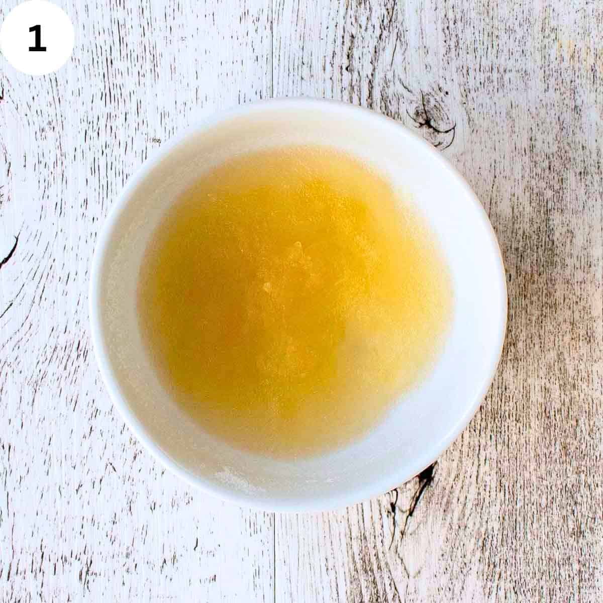 Firm yellowish gel in a bowl.