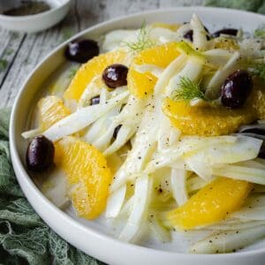 Orange and fennel salad in a round flat plate.