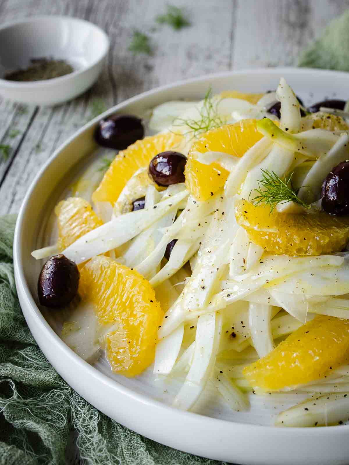 Orange and fennel salad in a round flat plate.