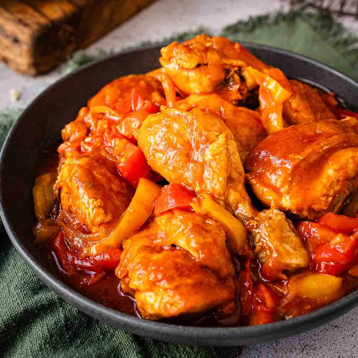 This is a chicken and peppers recipe prepared and served in a shallow bowl.